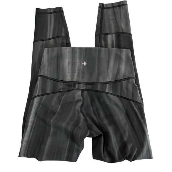 Lululemon In Movement Tight 25" *Everlux
Linear Spray Dye White Deep Ocean 4 - Picture 9 of 15